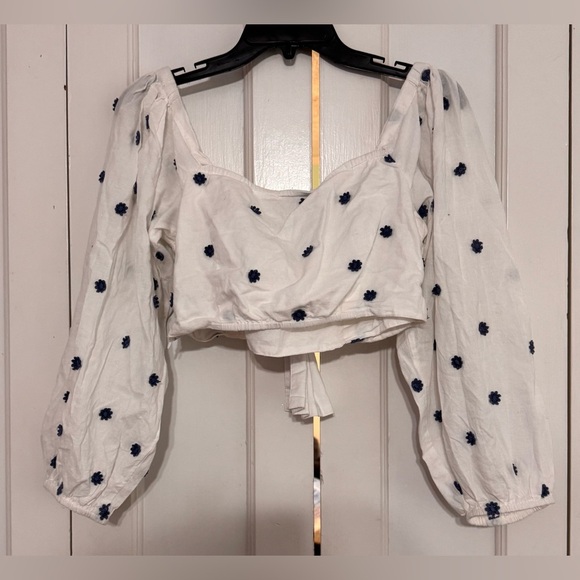 Farm Rio Embroidered Floral Crop Top White Navy Puff Twist Front - Picture 6 of 7
